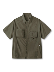 GORPコア多ポケットアウトドアシャツの全身ビュー、斜めポケットと“SUPERIOR”ワッペンを強調。