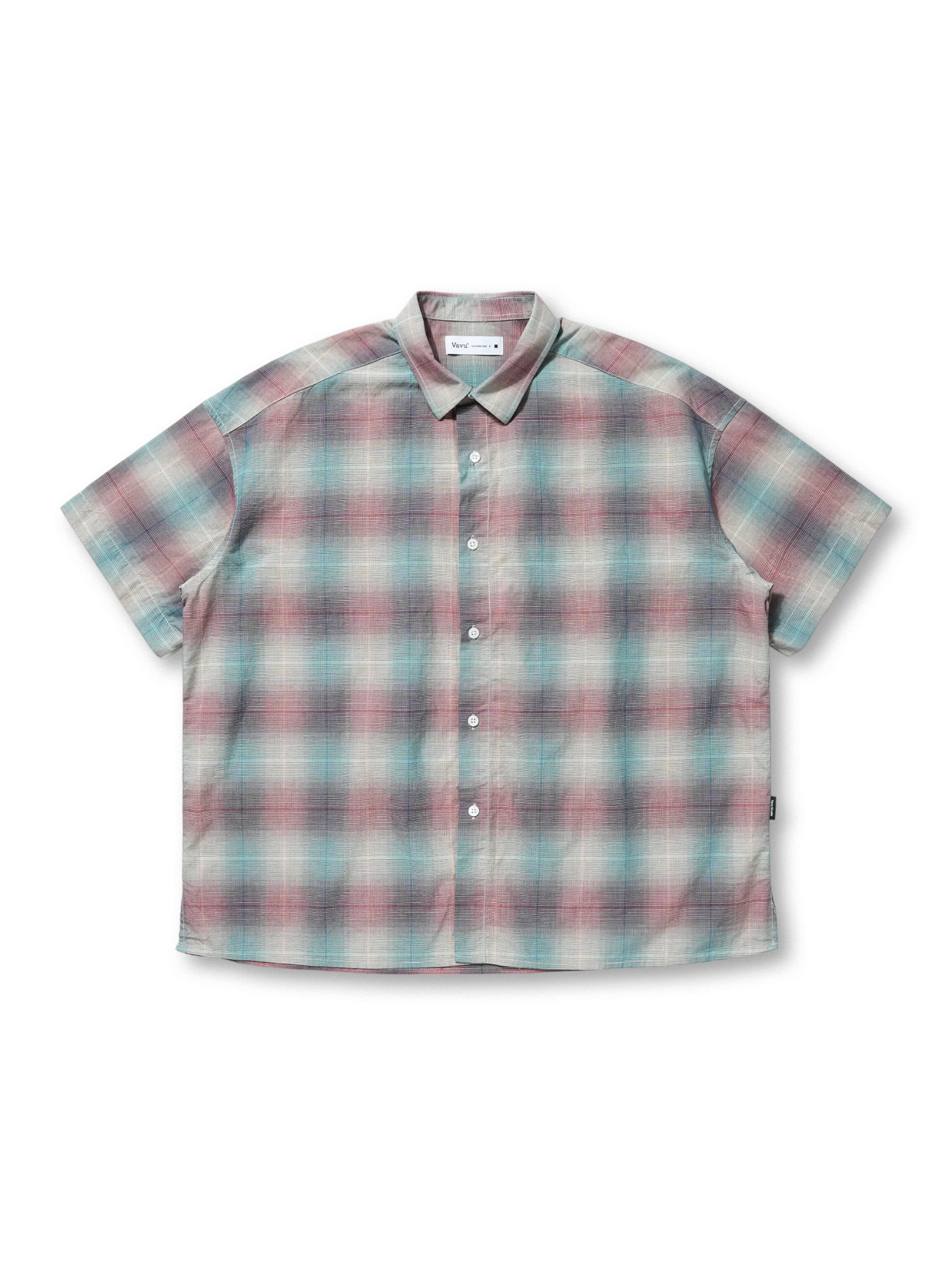 グラデーションチェックと非対称ポケットが特徴のワイドシルエット半袖シャツ