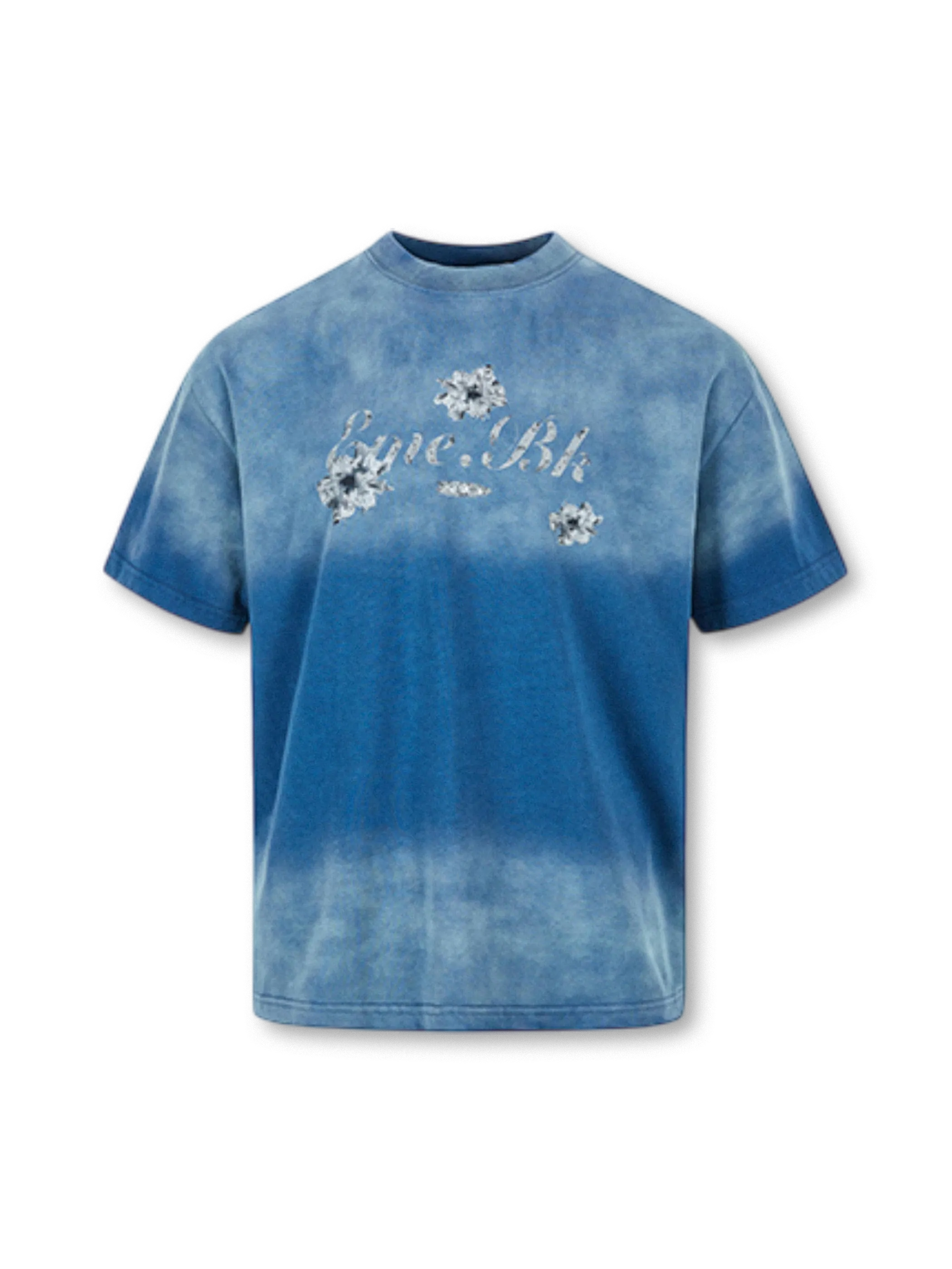 ブルーからスモークグレーへのグラデーション染色と立体刺繍・発泡プリントロゴが特徴のボクシーTシャツ