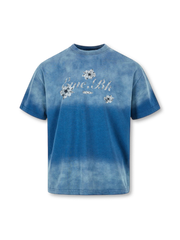 ブルーからスモークグレーへのグラデーション染色と立体刺繍・発泡プリントロゴが特徴のボクシーTシャツ