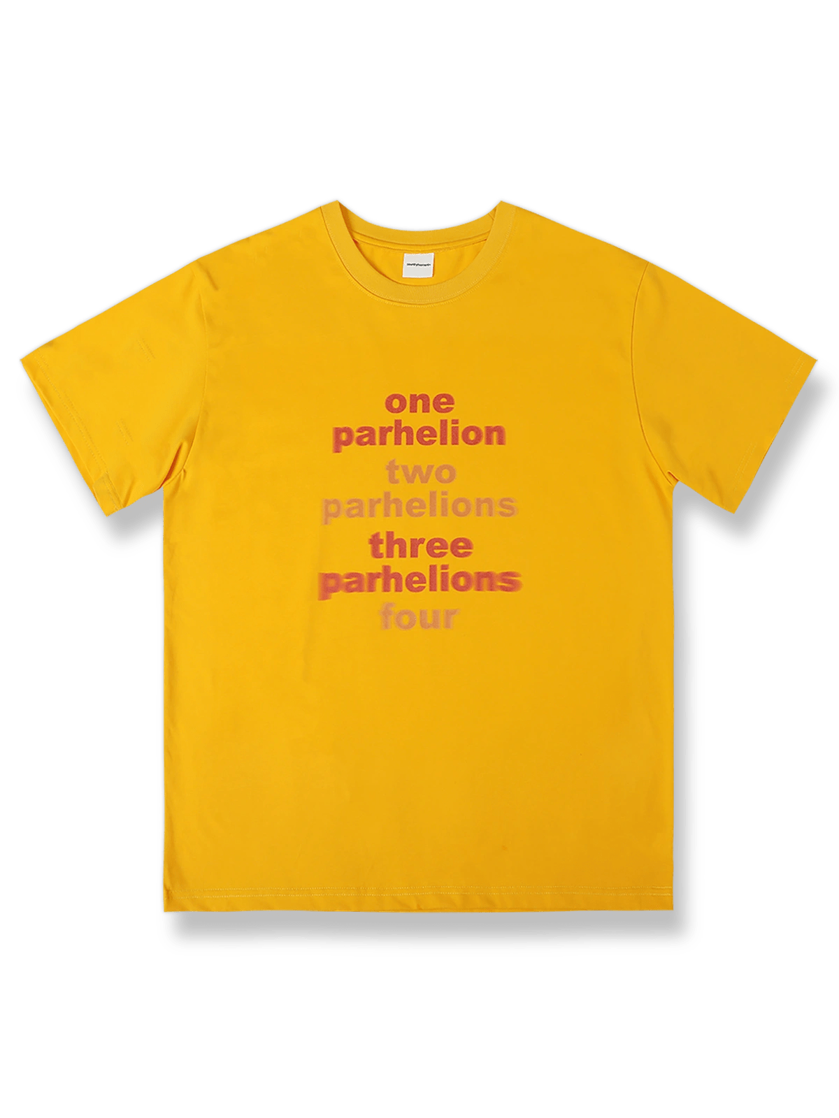 グラデーション柄が施されたイエローの半袖Tシャツ