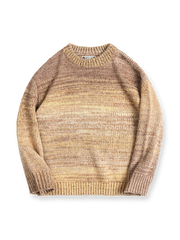 冬の装いに彩りを加えるグラデーション糸の丸首ニットセーター。