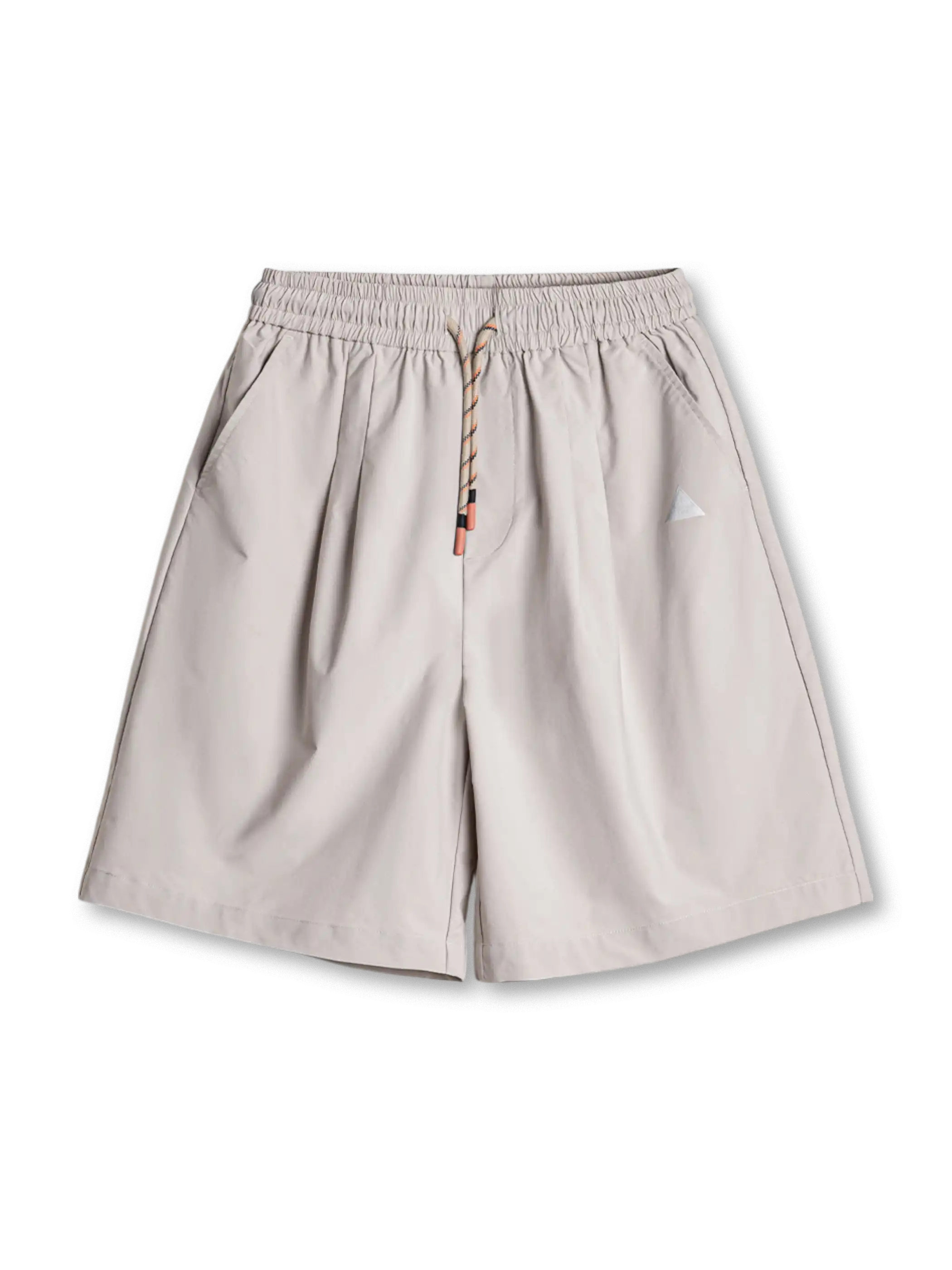 氷河グレーの薄手梭織生地とリフレクターロゴが特徴の速乾ワイドショーツ