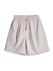 氷河グレーの薄手梭織生地とリフレクターロゴが特徴の速乾ワイドショーツ