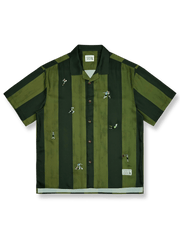 緑のストライプとサッカー選手刺繍が特徴のポリエステル混紡アロハシャツ