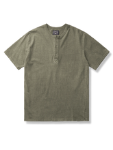 深緑色のスリムフィット半袖ヘンリーネックTシャツ。