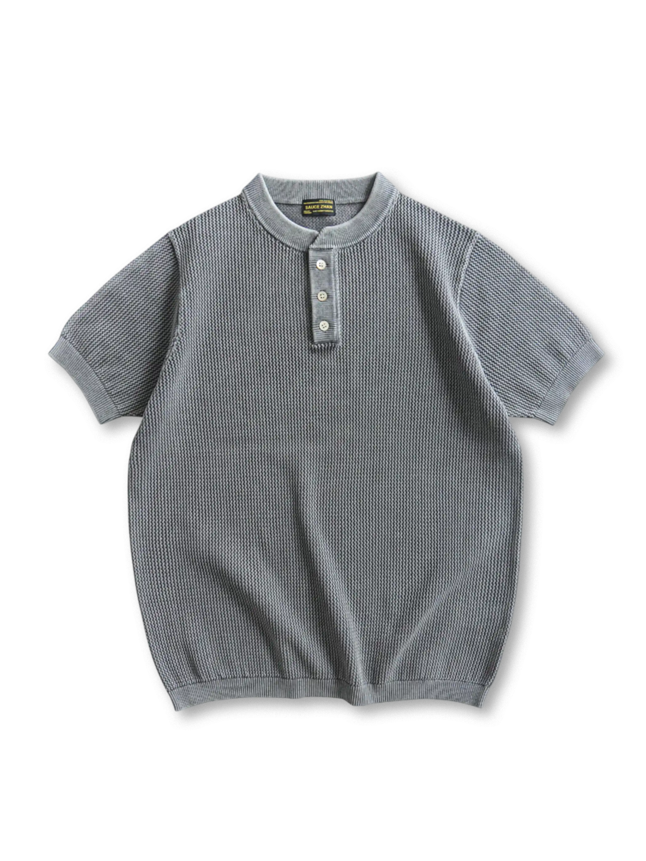 立体網目編みとユーズドウォッシュ加工が特徴の、上品かつリラックス感あるヘンリーネックTシャツ。