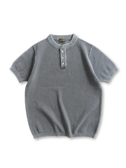 立体網目編みとユーズドウォッシュ加工が特徴の、上品かつリラックス感あるヘンリーネックTシャツ。