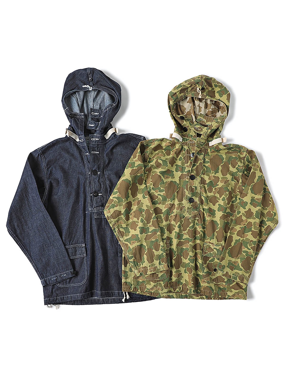 製品画像: 迷彩柄ツイルデニム生地の砲兵防護プルオーバーパーカー復刻バージョンの正面画像。
詳細画像: 大きなフードと三層前立てデザインのディテール特写。機能性とヴィンテージ感が際立つディテール。