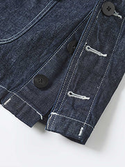 製品画像: 迷彩柄ツイルデニム生地の砲兵防護プルオーバーパーカー復刻バージョンの正面画像。
詳細画像: 大きなフードと三層前立てデザインのディテール特写。機能性とヴィンテージ感が際立つディテール。