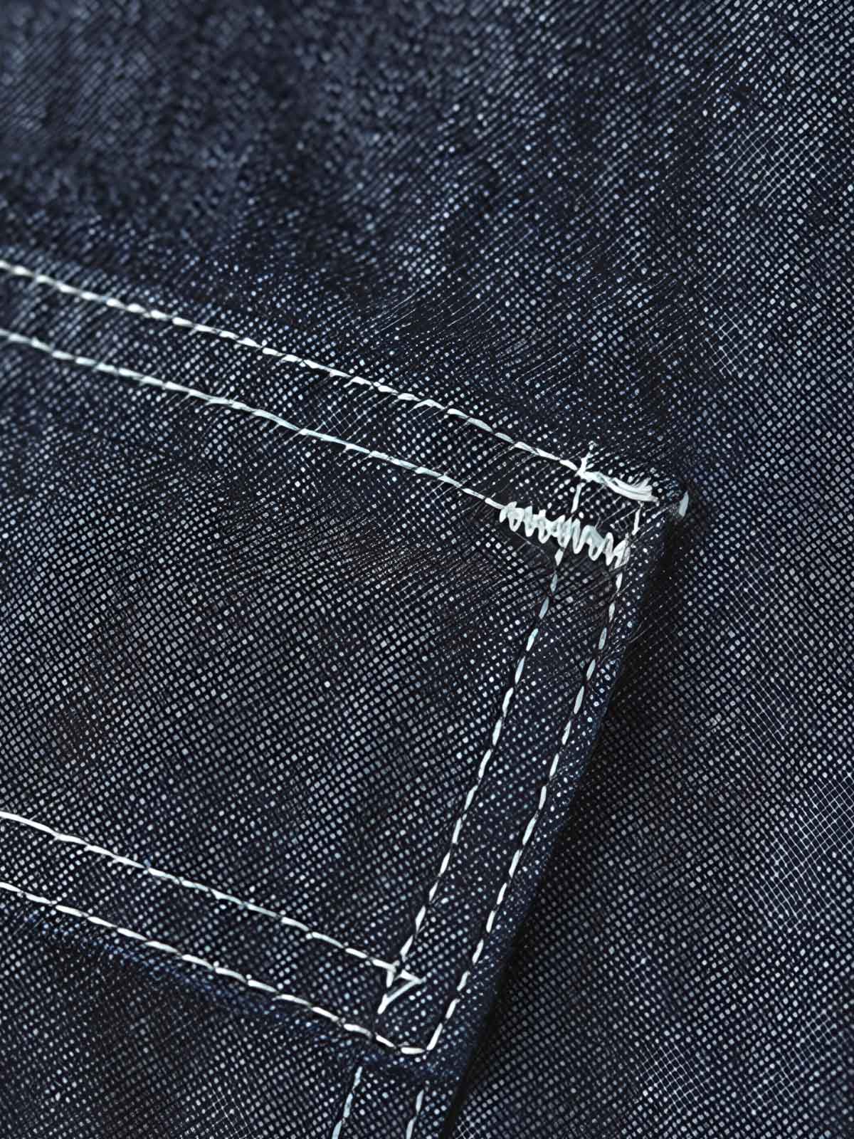 製品画像: 迷彩柄ツイルデニム生地の砲兵防護プルオーバーパーカー復刻バージョンの正面画像。
詳細画像: 大きなフードと三層前立てデザインのディテール特写。機能性とヴィンテージ感が際立つディテール。