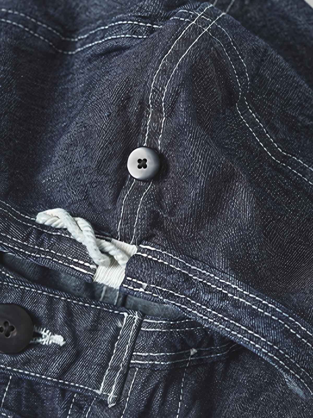 製品画像: 迷彩柄ツイルデニム生地の砲兵防護プルオーバーパーカー復刻バージョンの正面画像。
詳細画像: 大きなフードと三層前立てデザインのディテール特写。機能性とヴィンテージ感が際立つディテール。