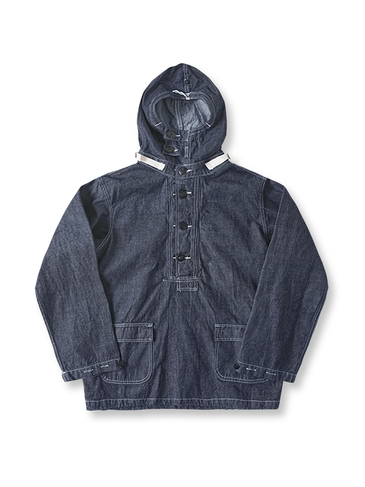 製品画像: 迷彩柄ツイルデニム生地の砲兵防護プルオーバーパーカー復刻バージョンの正面画像。
詳細画像: 大きなフードと三層前立てデザインのディテール特写。機能性とヴィンテージ感が際立つディテール。