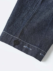 製品画像: 迷彩柄ツイルデニム生地の砲兵防護プルオーバーパーカー復刻バージョンの正面画像。
詳細画像: 大きなフードと三層前立てデザインのディテール特写。機能性とヴィンテージ感が際立つディテール。