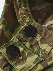 製品画像: 迷彩柄ツイルデニム生地の砲兵防護プルオーバーパーカー復刻バージョンの正面画像。
詳細画像: 大きなフードと三層前立てデザインのディテール特写。機能性とヴィンテージ感が際立つディテール。