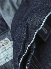 製品画像: 迷彩柄ツイルデニム生地の砲兵防護プルオーバーパーカー復刻バージョンの正面画像。
詳細画像: 大きなフードと三層前立てデザインのディテール特写。機能性とヴィンテージ感が際立つディテール。