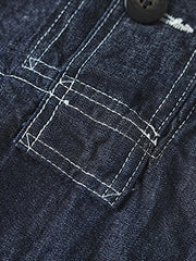 製品画像: 迷彩柄ツイルデニム生地の砲兵防護プルオーバーパーカー復刻バージョンの正面画像。
詳細画像: 大きなフードと三層前立てデザインのディテール特写。機能性とヴィンテージ感が際立つディテール。