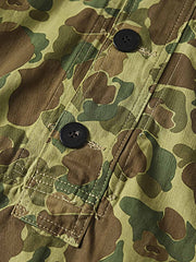 製品画像: 迷彩柄ツイルデニム生地の砲兵防護プルオーバーパーカー復刻バージョンの正面画像。
詳細画像: 大きなフードと三層前立てデザインのディテール特写。機能性とヴィンテージ感が際立つディテール。