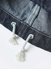 製品画像: 迷彩柄ツイルデニム生地の砲兵防護プルオーバーパーカー復刻バージョンの正面画像。
詳細画像: 大きなフードと三層前立てデザインのディテール特写。機能性とヴィンテージ感が際立つディテール。