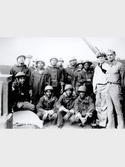 製品画像: 迷彩柄ツイルデニム生地の砲兵防護プルオーバーパーカー復刻バージョンの正面画像。
詳細画像: 大きなフードと三層前立てデザインのディテール特写。機能性とヴィンテージ感が際立つディテール。