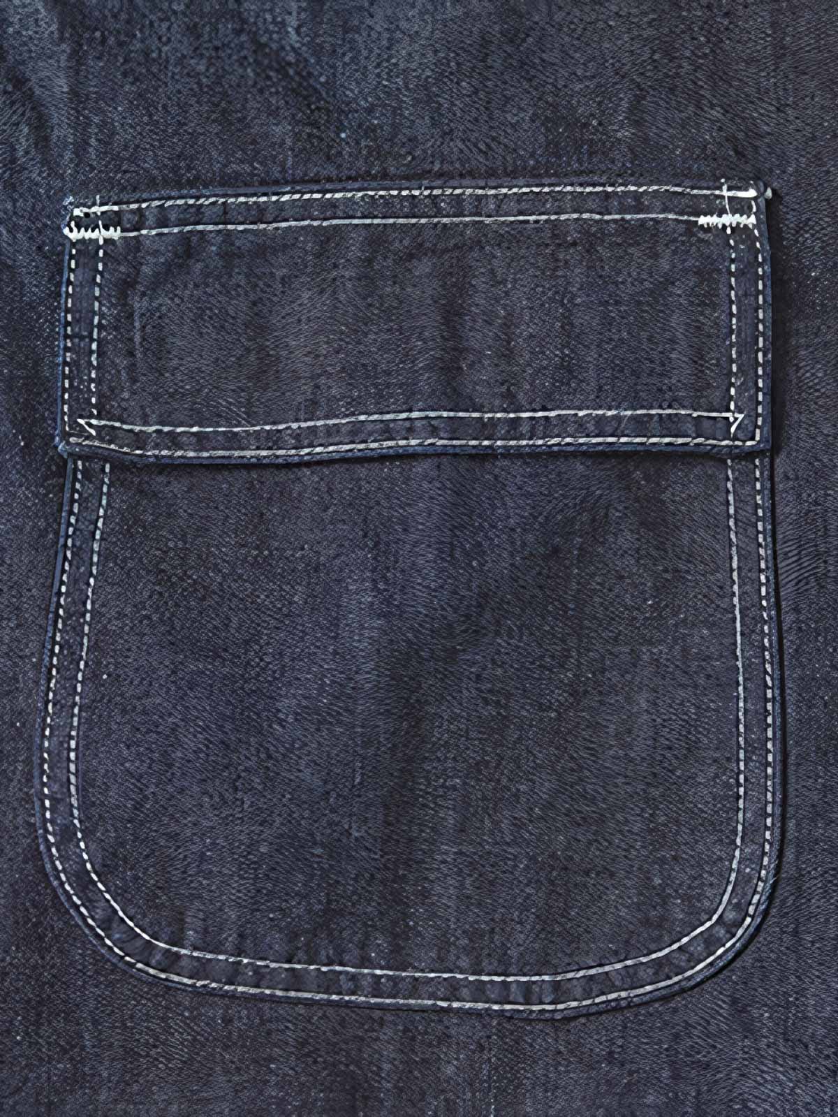 製品画像: 迷彩柄ツイルデニム生地の砲兵防護プルオーバーパーカー復刻バージョンの正面画像。
詳細画像: 大きなフードと三層前立てデザインのディテール特写。機能性とヴィンテージ感が際立つディテール。