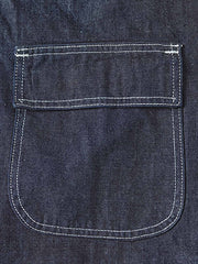 製品画像: 迷彩柄ツイルデニム生地の砲兵防護プルオーバーパーカー復刻バージョンの正面画像。
詳細画像: 大きなフードと三層前立てデザインのディテール特写。機能性とヴィンテージ感が際立つディテール。