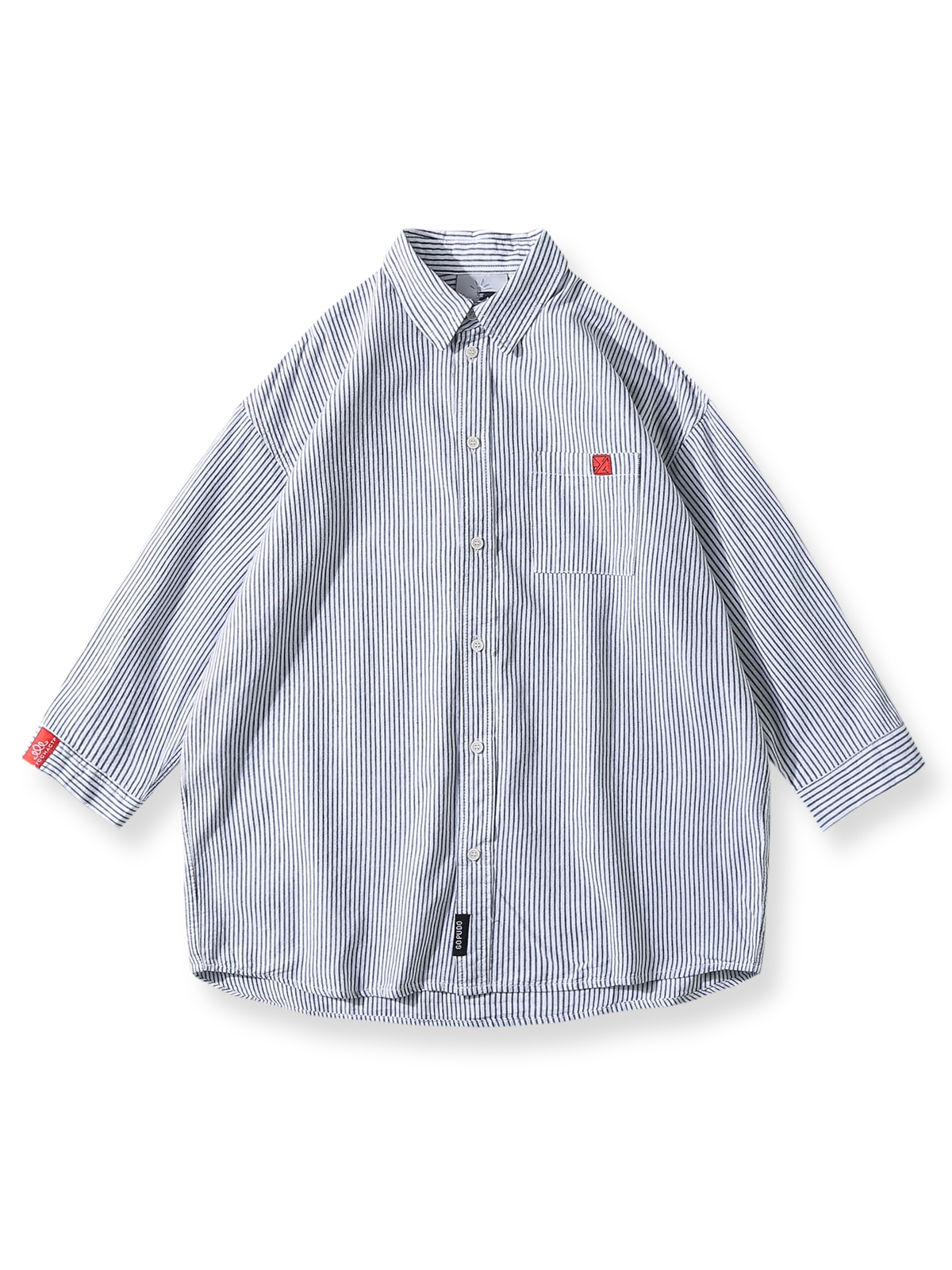 赤いアクセントが入った五分袖のストライプシャツ