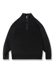 ハーフジップ付きハイネックニットセーター。