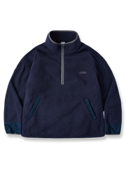 配色デザインと刺繍が特徴のスタンドカラーフリーススウェット