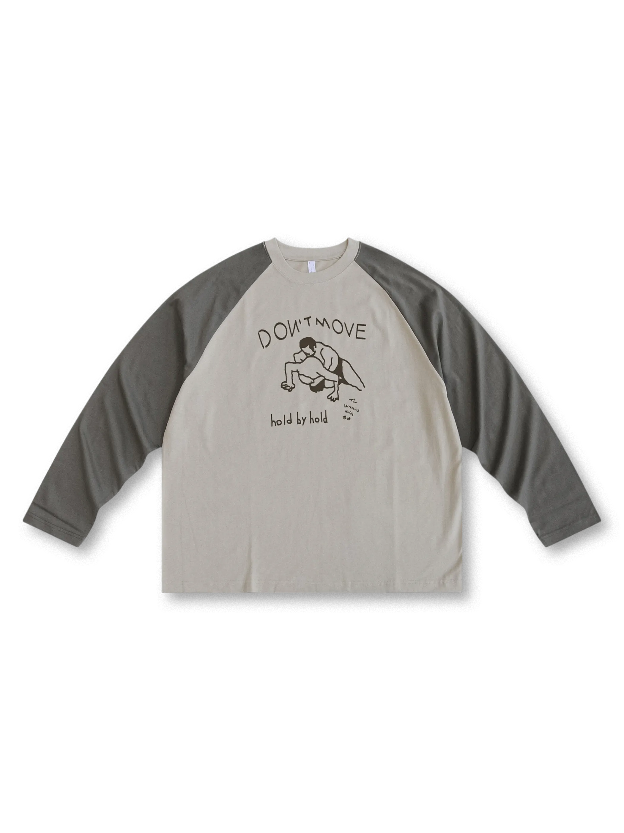 胸元に手描きレスラー印刷が施されたハンドドローイングレスラー長袖Tシャツ。カラーコントラスト袖とラグランスリーブで快適な着心地とスポーティな印象を与え、工装パンツやデニムに合わせやすいデザイン。