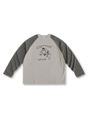 胸元に手描きレスラー印刷が施されたハンドドローイングレスラー長袖Tシャツ。カラーコントラスト袖とラグランスリーブで快適な着心地とスポーティな印象を与え、工装パンツやデニムに合わせやすいデザイン。