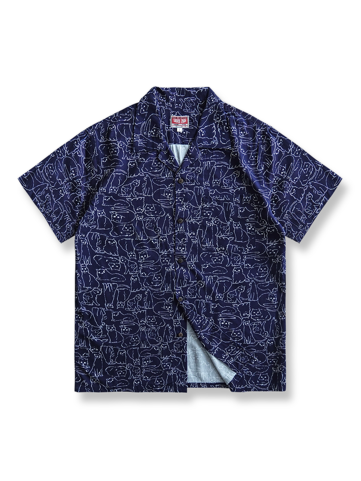 手描き風の猫柄プリントとココナッツシェルボタンをあしらった半袖シャツ。