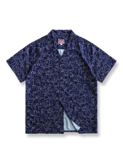 手描き風の猫柄プリントとココナッツシェルボタンをあしらった半袖シャツ。