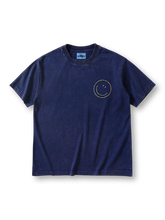 立体スマイルパッチが映える植物染めインディゴTシャツ