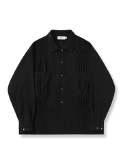 繊細なプリーツ加工とマザーオブパールボタンが特徴の長袖シャツ