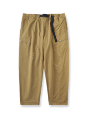 ハンド刺し子テーパードパンツの全体正面画像、刺し子刺繍と多機能ポケットのディテール。