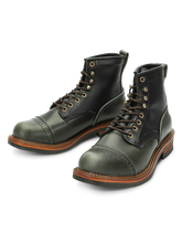 ハイカットと金属補強ホールが特徴の職人手作りトップレイヤー牛革ブーツ。
