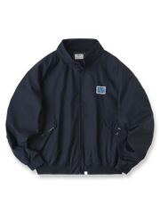 伝統的な刺し子刺繍が施されたハンドメイドのハリントンジャケット。多ポケットと隠しジップで収納力を高め、通気性ある背面オープンデザインを備えたルーズフィットジャケット。