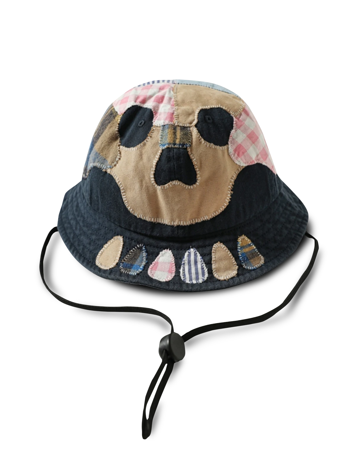 古布パッチワークでスカルモチーフを手縫いしたユニークなバケットハット。広めブリムとヴィンテージ感のあるステッチデザインを特徴とするアイテム。