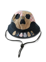 古布パッチワークでスカルモチーフを手縫いしたユニークなバケットハット。広めブリムとヴィンテージ感のあるステッチデザインを特徴とするアイテム。