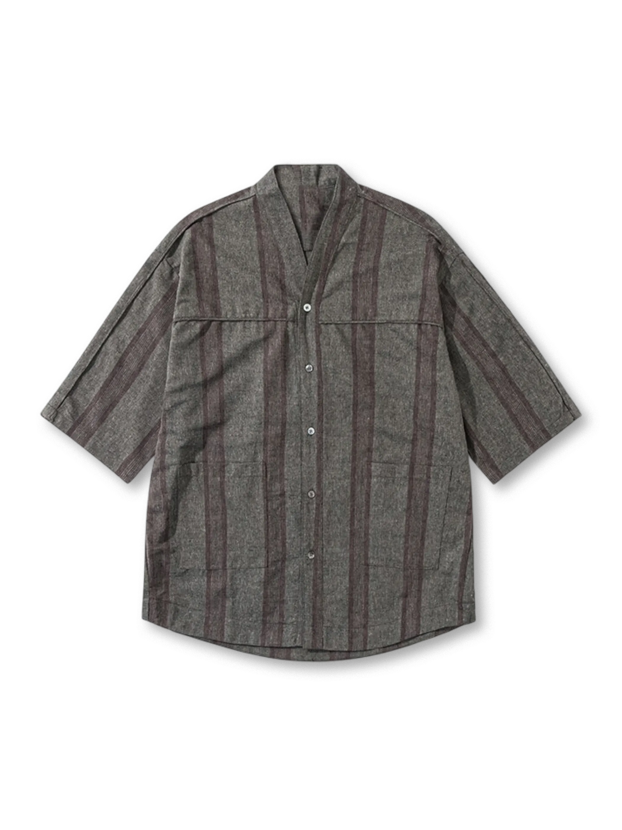 伝統的羽織風Vネックとストライプ柄が特徴のコットンリネン混紡半袖シャツ