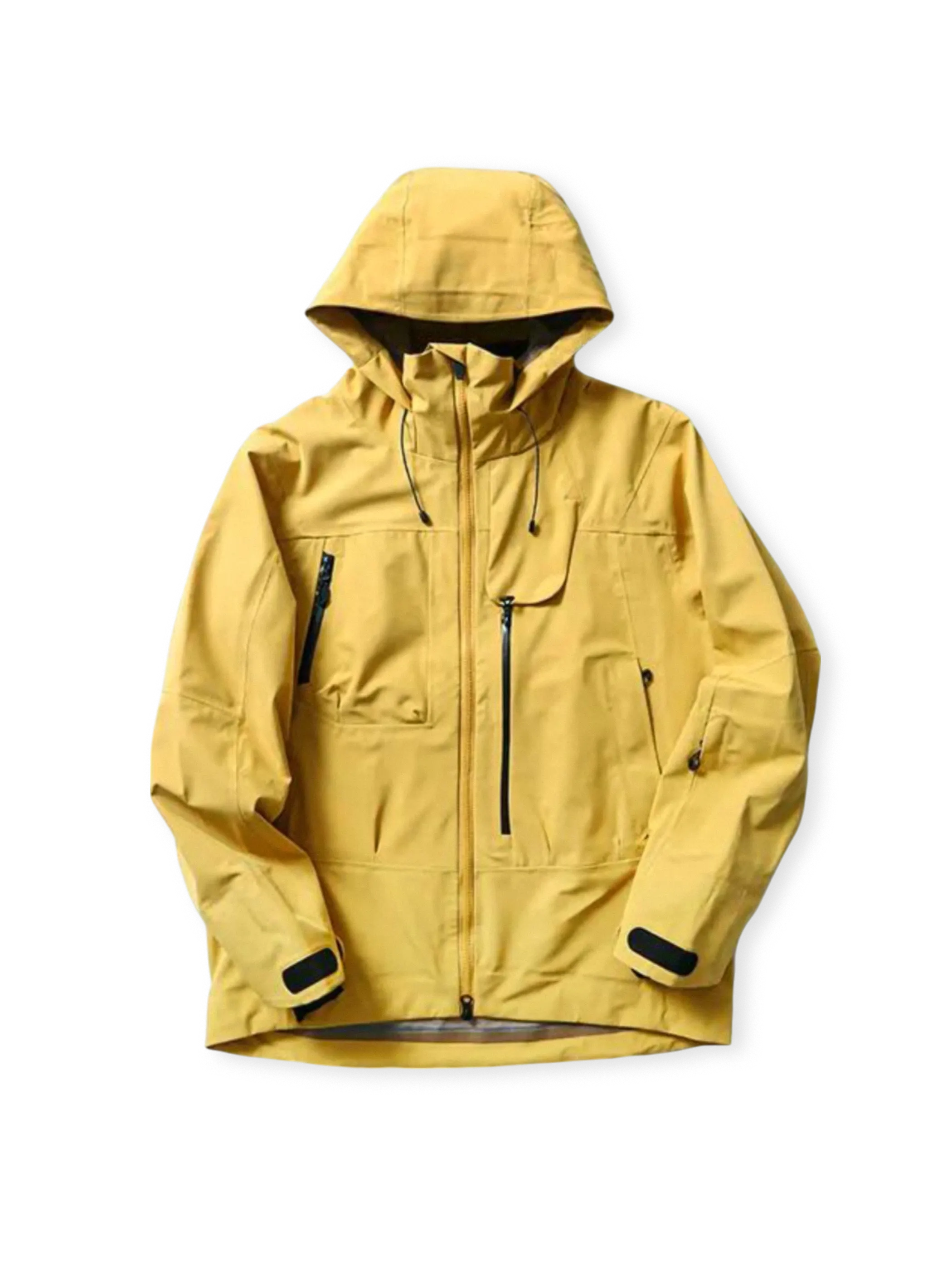 生物再生ナイロン製の防水・耐摩耗ハードシェルジャケット。加長後襟、調節可能フード、多機能ジッパーポケットが特徴。