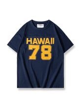 カラーブロックデザインとHAWAII 78ロゴのエンボスプリント半袖Tシャツ。