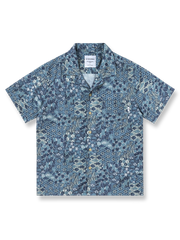 トロピカル柄プリントが映える軽量ポリエステルの半袖ハワイアンシャツ。