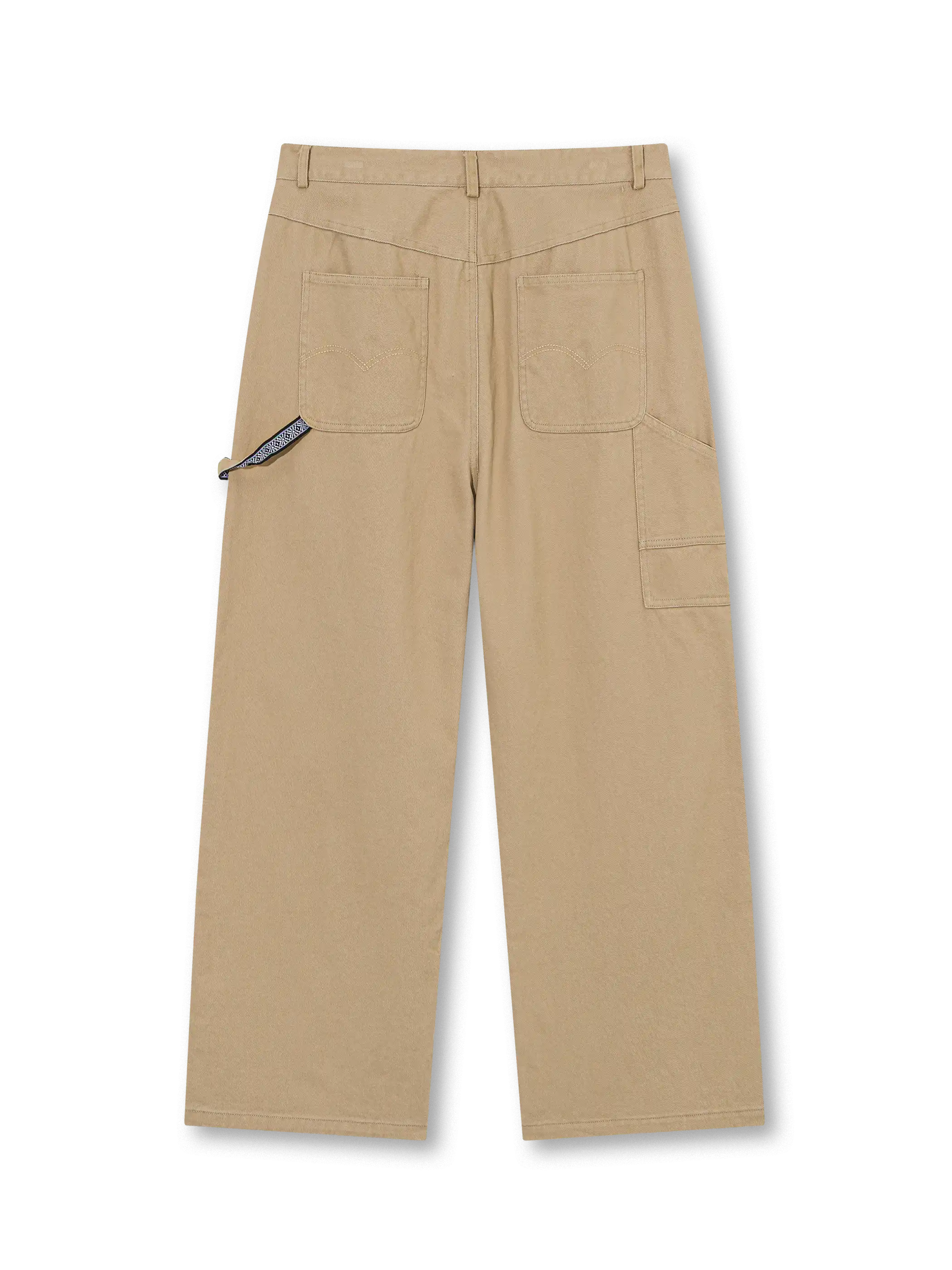 360gヘビーコットン素材の水洗い加工が特徴のワークパンツ、自然な色ムラとミニマルブランドタグ付き