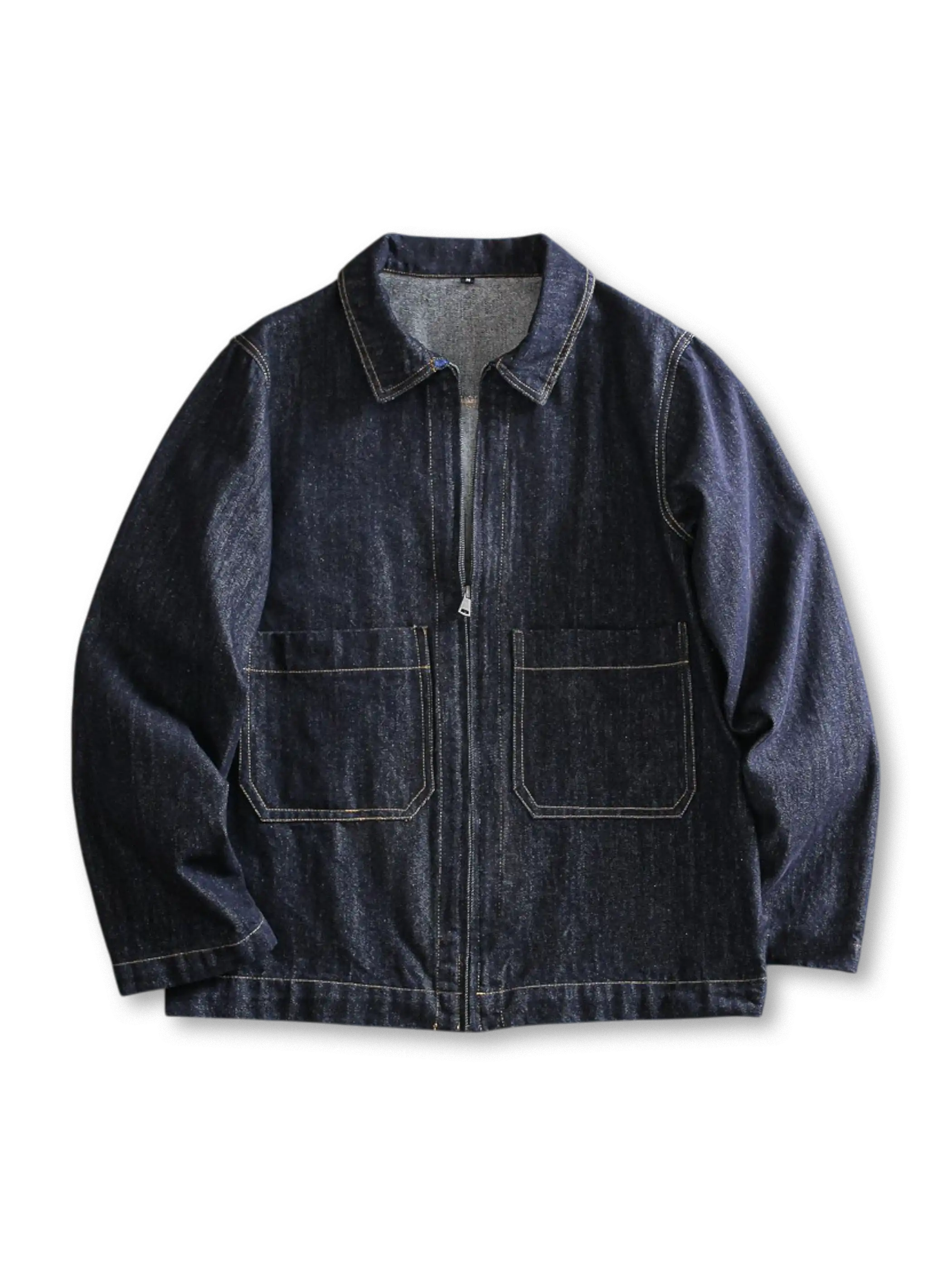 ウォッシュ加工と大容量ポケットが特徴のヴィンテージ風デニムワークジャケット。春先にぴったりの快適さ。