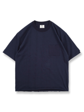 耐久性の高いヘビーデューティコットン素材と胸ポケットが特徴の無地Tシャツ