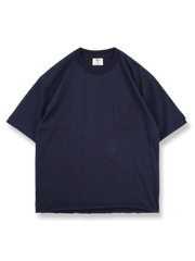 耐久性の高いヘビーデューティコットン素材と胸ポケットが特徴の無地Tシャツ