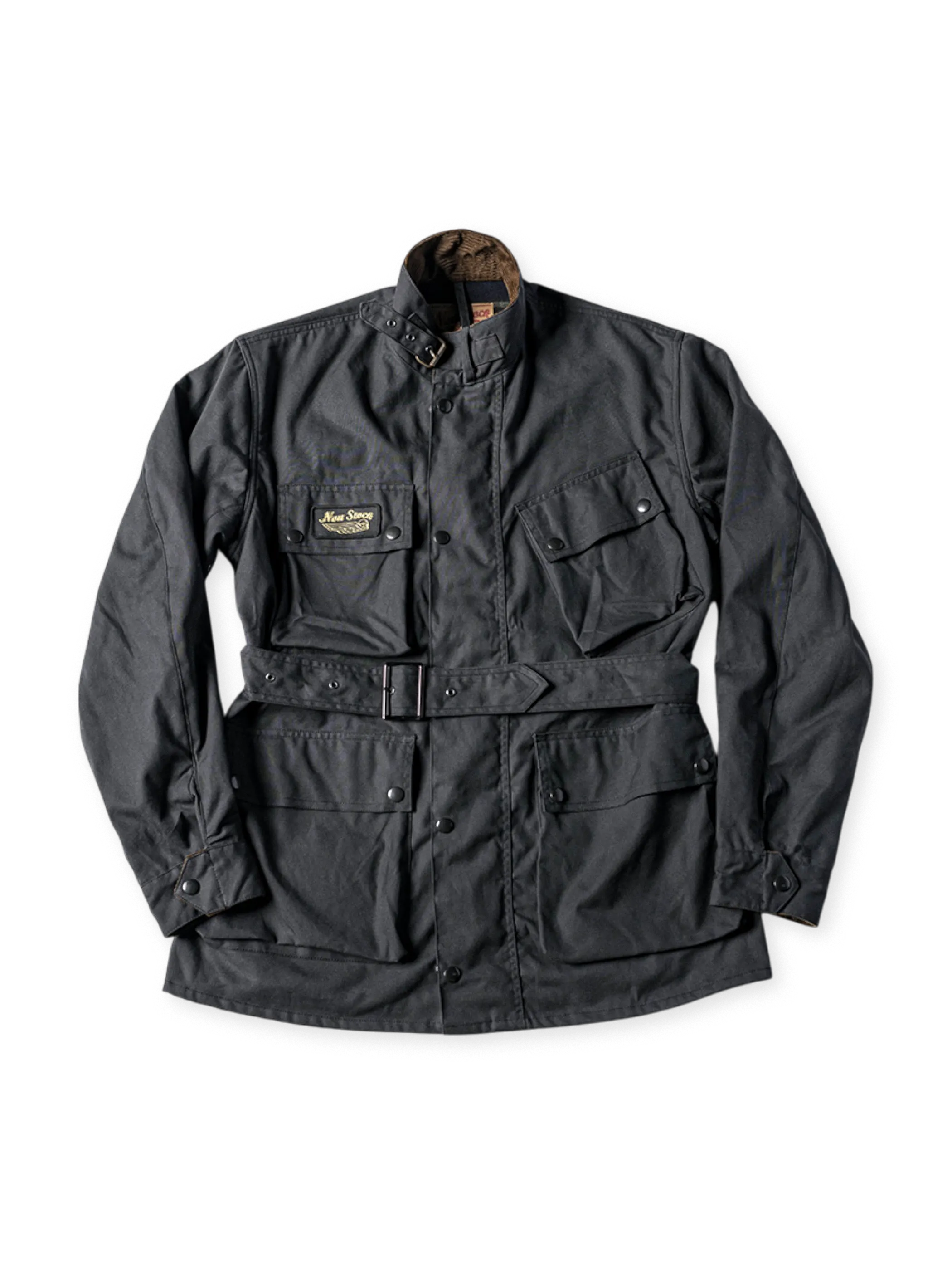 オイルワックス加工が施された防水・防風性のある9オンスコットンジャケット。色糸ストライプの起毛裏地と大容量ポケットが特徴。