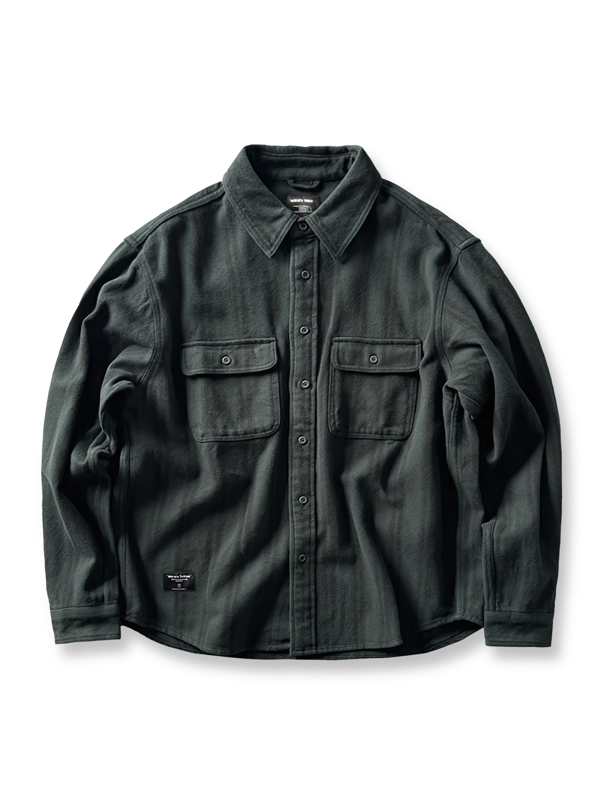ウォッシュ加工が施されたヴィンテージ感あふれるヘビーフランネルストライプ長袖シャツの正面画像、胸元のダブルポケットと金属ボタンのディテール。